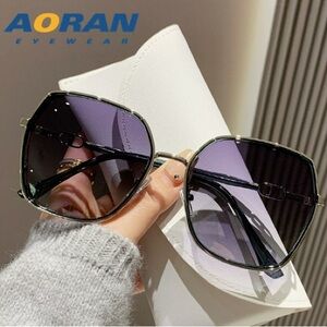 Women's Gradient Black Sunglasses